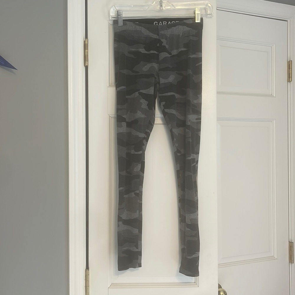 Women’s XS Garage leggings, black and grey camo
